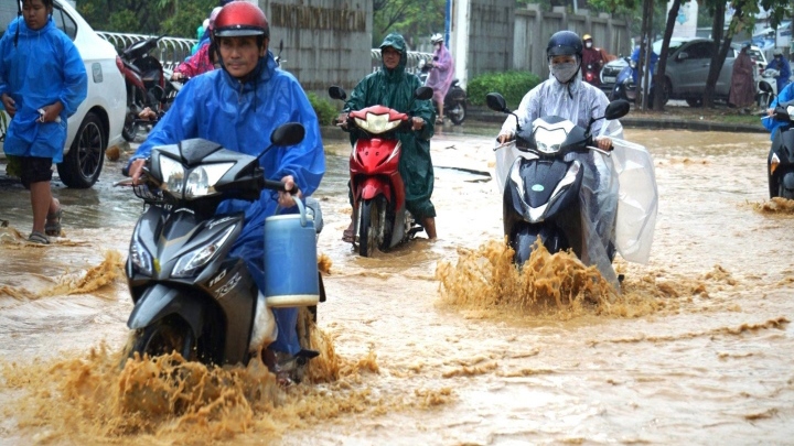 Life in Da Nang turned upside down amid heavy downpour
